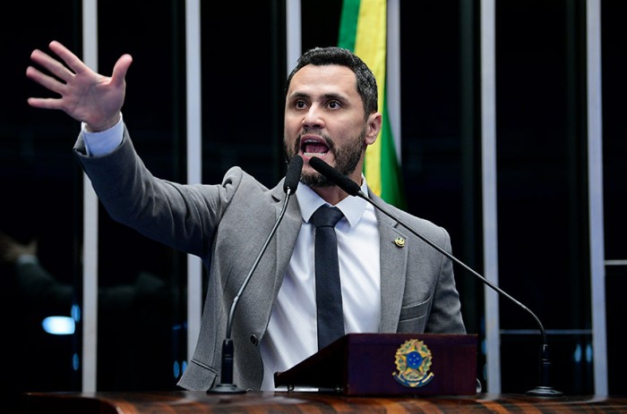 Cleitinho propõe uso do Exército para segurança das escolas