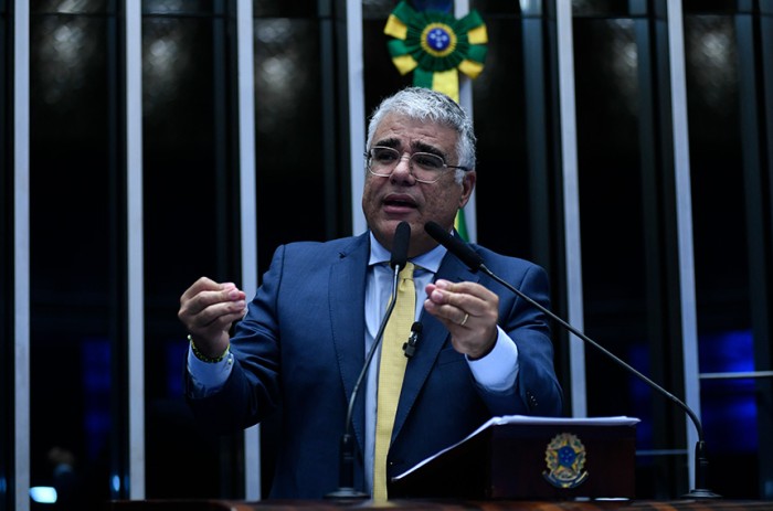 Girão diz que governo trabalha pela retirada de assinaturas da CPI mista