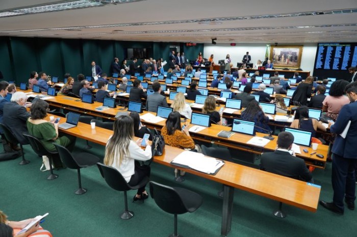 Deputados da oposição criticam adiamento de sessão do Congresso