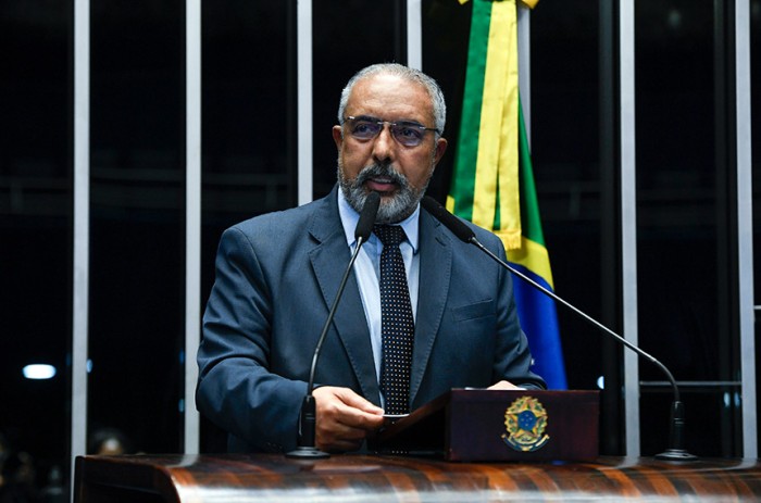 Paim homenageia vítimas do Holocausto e cobra defesa da democracia