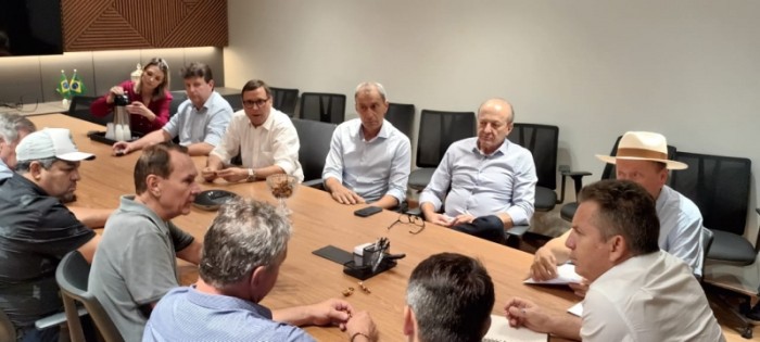 Prefeito Miguel Vaz se reúne com governador e vice-governador em feira de agronegócios