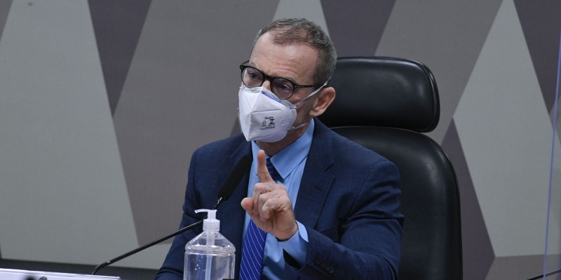 Senador cobra desculpas à comunidade LGBTQIA+ por ataque homofóbico