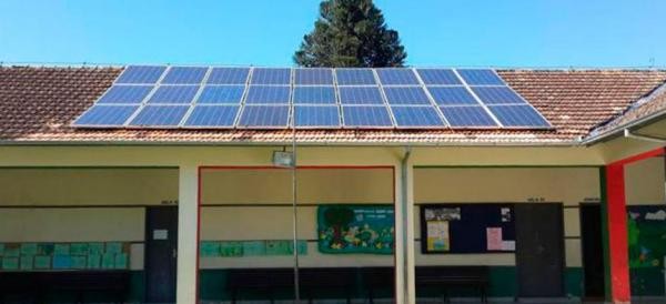 Instalação de placas de energia solar nas escolas municipais é sugerida por parlamentar