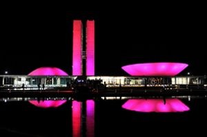 Iluminação rosa na Câmara reforça campanha de prevenção dos cânceres de mama e de colo do útero