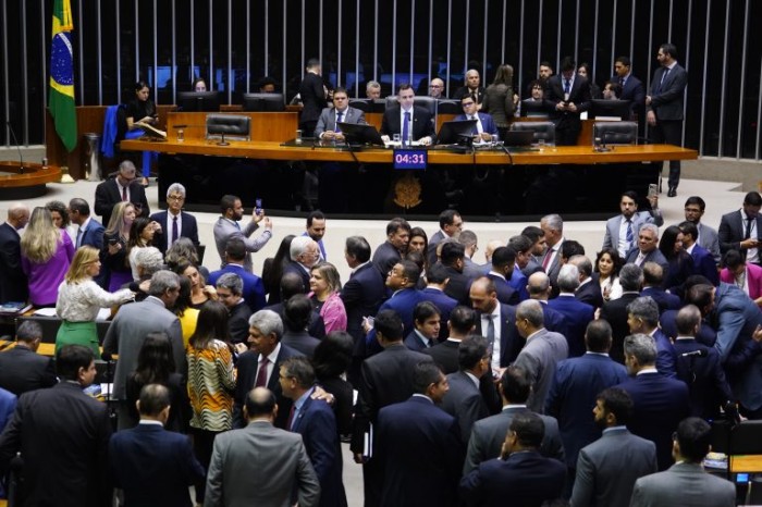 Parlamentares analisam projetos de lei do Congresso; acompanhe
