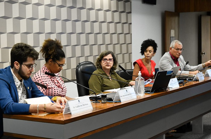 Contra ataques a escolas, debatedores na CE pedem rigor sobre redes sociais