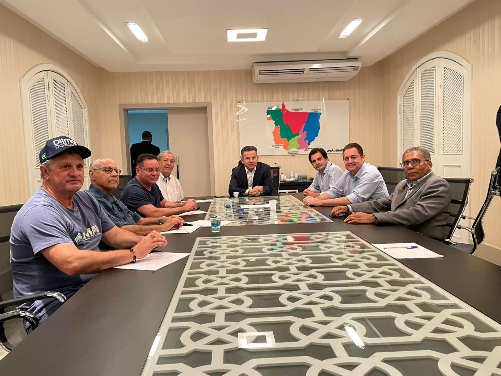 Deputados e senador assinam carta de desfiliação e governador tenta reverter situação 