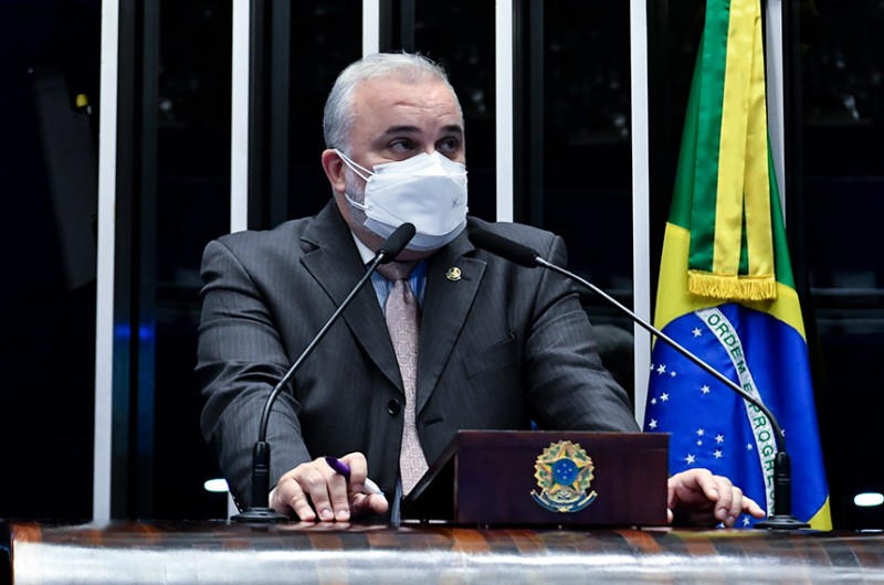 Para Jean Paul, os combustíveis estão caros por serem atrelados ao preço do dólar