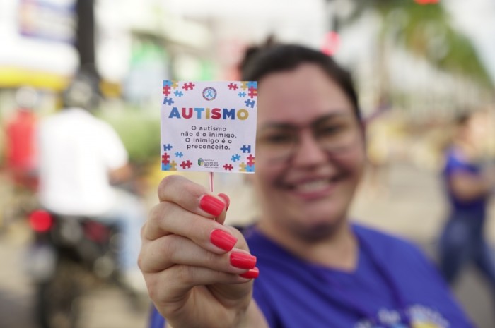 Prefeitura promove panfletagem em alusão ao mês de Conscientização sobre o Autismo