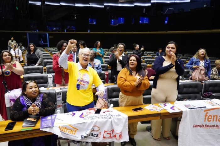 Debatedores criticam alta informalidade em sessão de homenagem aos empregados domésticos
