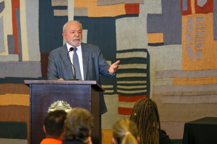 Lula reclama em reunião no Conselhão que não se pode falar de juros