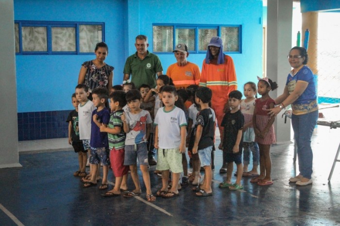 Estudantes recebem orientações sobre descarte e coleta seletiva