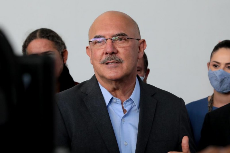 Ministro visita escola estadual: “Fiquei impressionado; não deve em nada para qualquer particular”