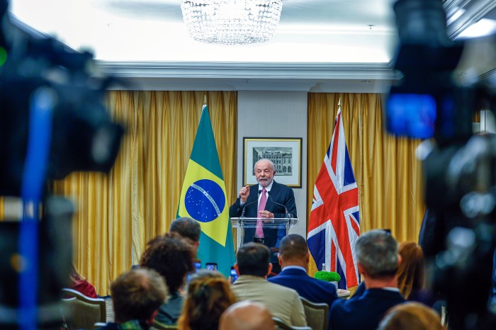 Lula critica manutenção de prisão de Julian Assange