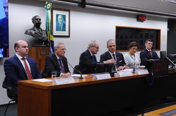 Digitalização da administração pública pode reduzir custo Brasil, afirmam debatedores