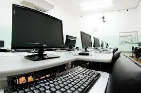 Indicação pede laboratório de informática no Centro de Eventos para atender alunos de projetos sociais