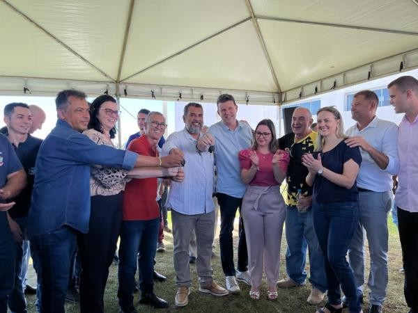 Vereadores participam da entrega de ônibus escolares para a Secretaria de Educação