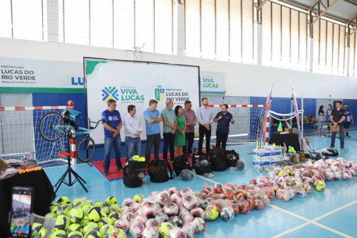 Professores do Programa Viva Lucas recebem kits de material esportivo