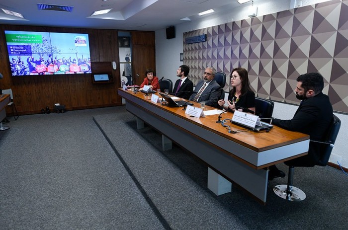 Debatedores chamam atenção para a necessidade de meio ambiente saudável no trabalho