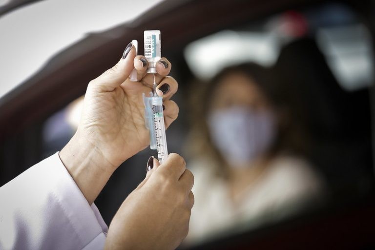 Congresso recebe projeção para divulgar marca de 300 milhões de doses de vacinas contra Covid-19 distribuídas no Brasil