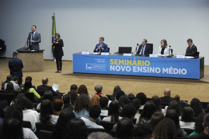 Novo ensino médio divide opiniões de deputados e educadores em seminário na Câmara