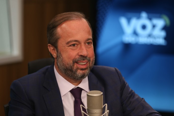 Postos serão fiscalizados para garantir queda nos preços, diz ministro