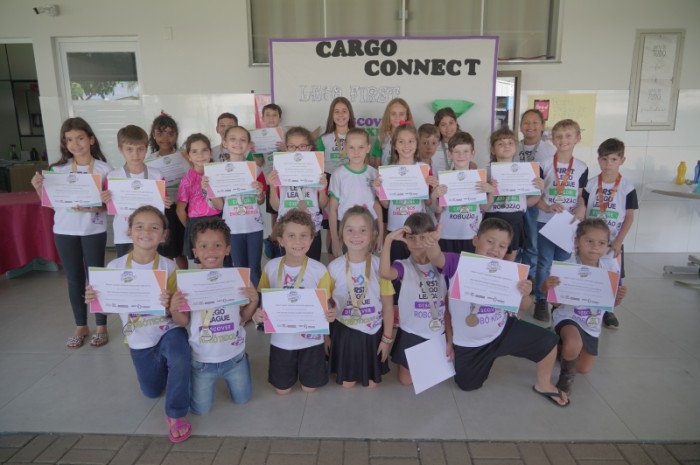 Alunos da Escola São Cristóvão recebem premiação em projeto de robótica
