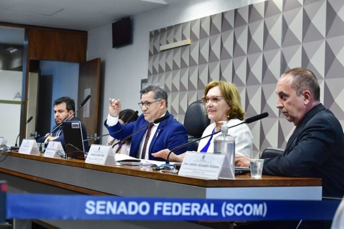 Debatedores sugerem incentivos à permanência de médicos no interior