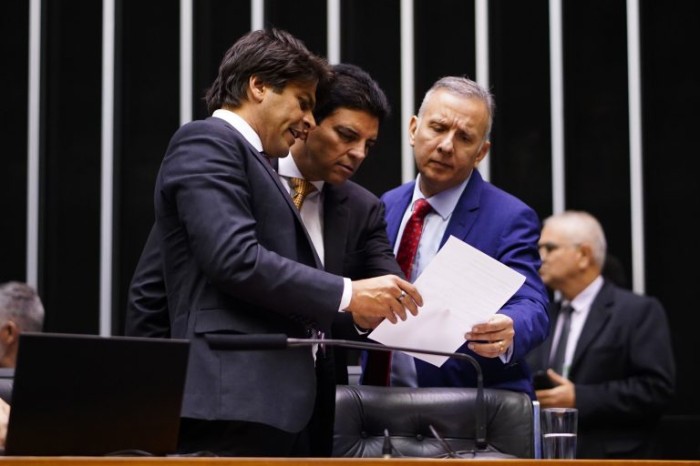 Deputados retomam votação do projeto do arcabouço fiscal