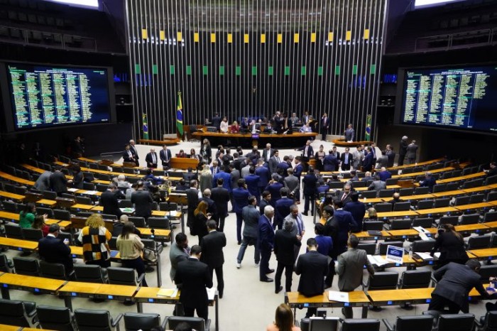 Deputados analisam pedido de urgência para marco temporal na demarcação de terras indígenas; acompanhe