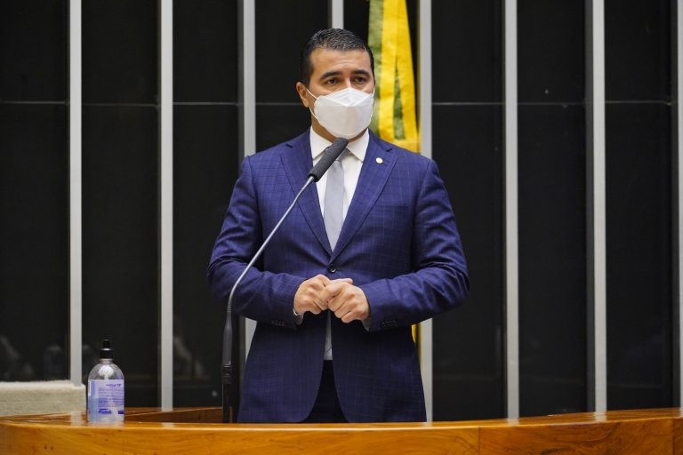 Comissão aprova projeto que prevê multa para usuário que divulgar notícias falsas sobre pandemia de Covid-19