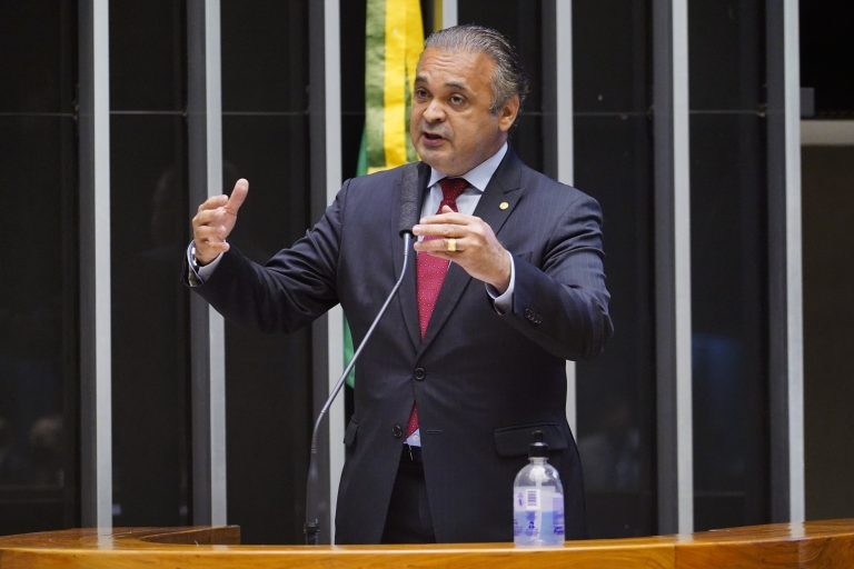 Comissão aprova proposta que determina que escolas protejam saúde vocal de professores