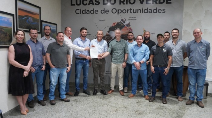 Prefeito Miguel Vaz assina cessão de terreno para Associação de Agrônomos