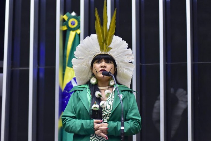 Indígenas classificam marco temporal de genocídio e protestam contra votação na Câmara