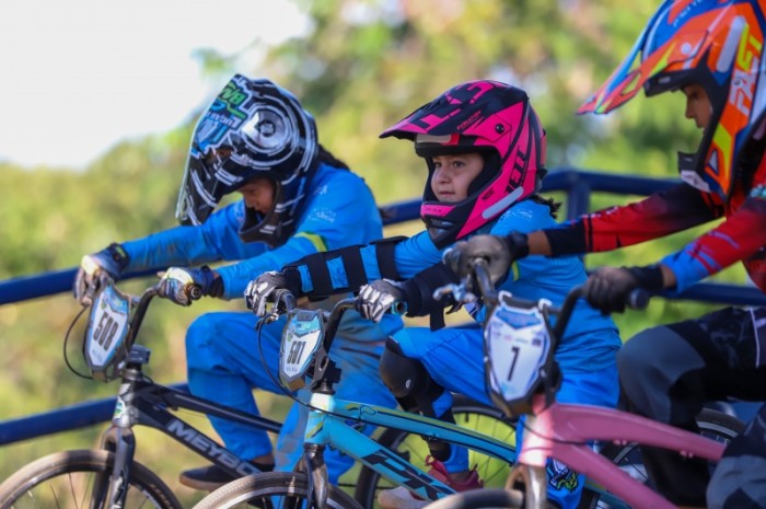 Mais de 60 atletas do bicicross de Lucas do Rio Verde participaram da abertura do Estadual de BMX