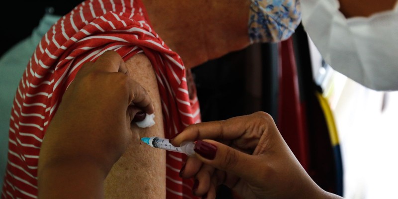 Quase 70 mil idosos não tomaram dose de reforço contra covid, no Rio