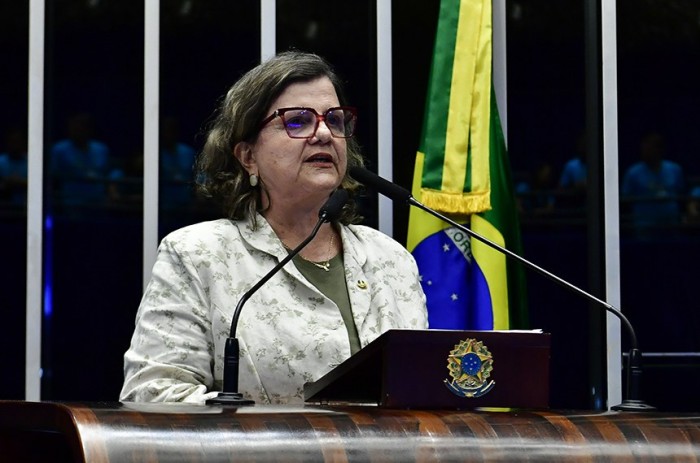 Teresa Leitão defende projeto que equipara salários de homens e mulheres