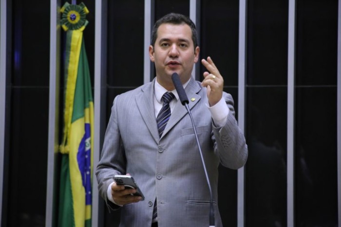 Projeto estende o auxílio-acompanhante a todos os tipos de aposentadoria
