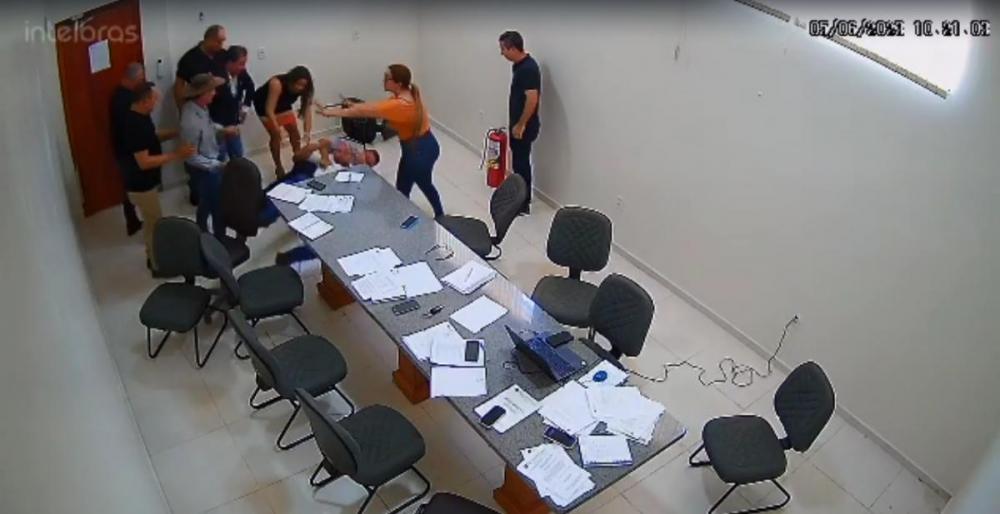 Vereador parte pra cima de colega e precisa ser imobilizado com 'mata leão'; VEJA VÍDEO 