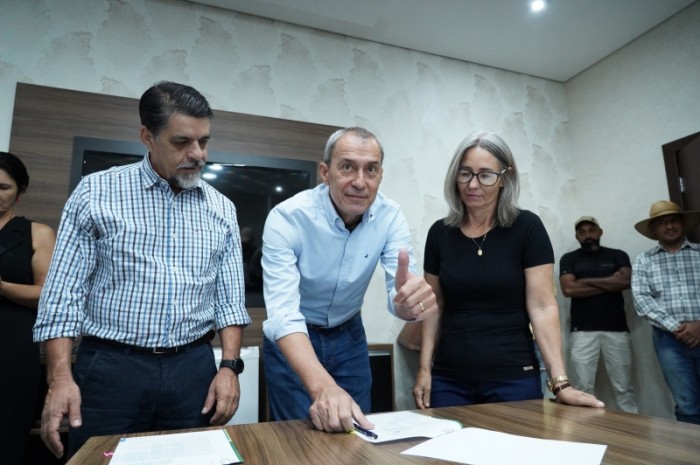 Prefeito assina termos de cessão de uso do novo Mercado do Produtor e caminhão-baú refrigerado da Agricultura Familiar