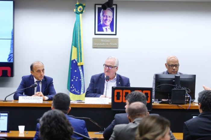 Ministério da Saúde estima que vacina contra dengue esteja disponível no SUS em um ano e meio