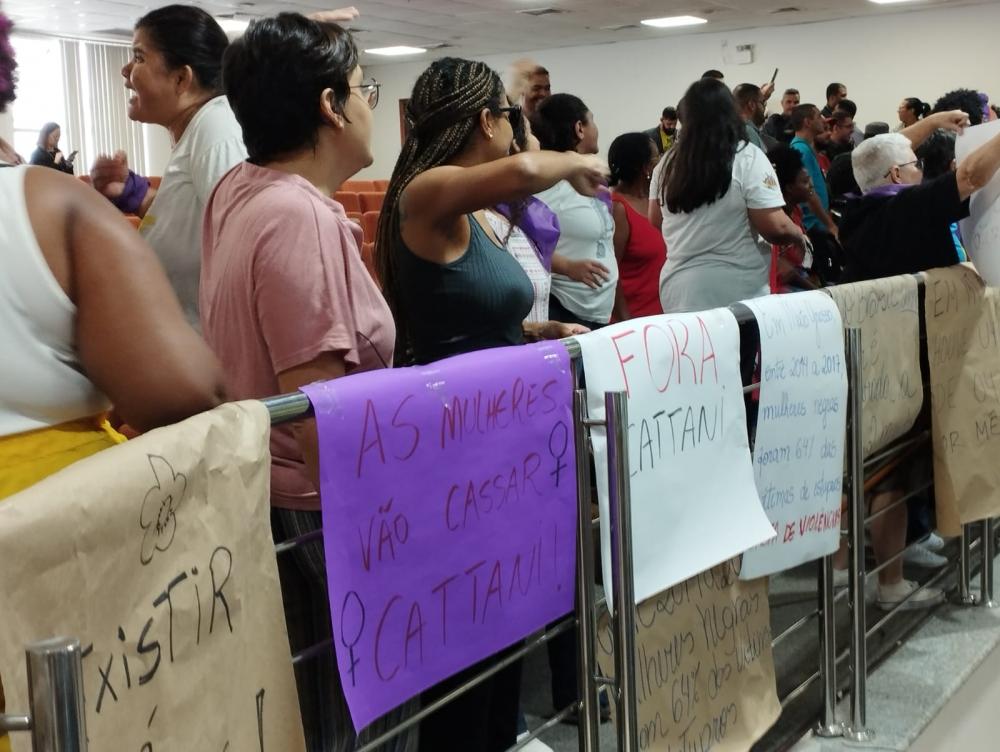 Manifestantes ocupam galeria da ALMT e protestam contra deputado Gilberto Cattani