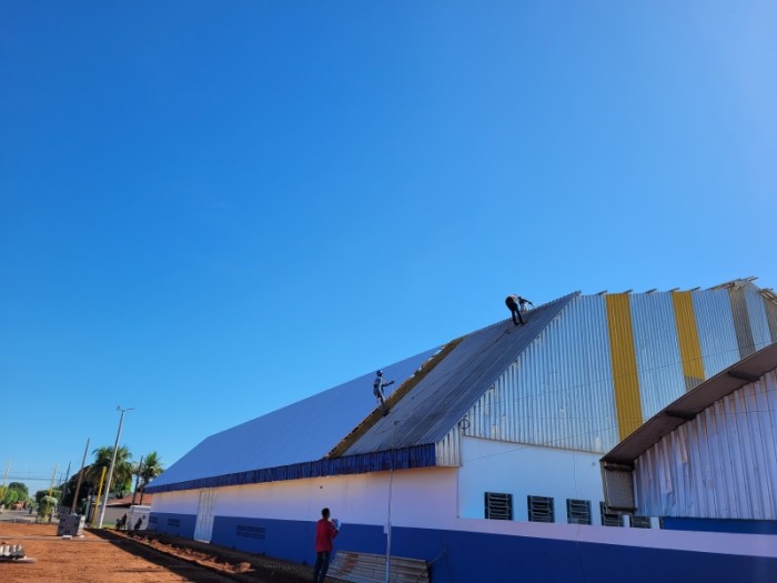 Três ginásios da zona urbana de Lucas do Rio Verde estão passando por troca de telhado