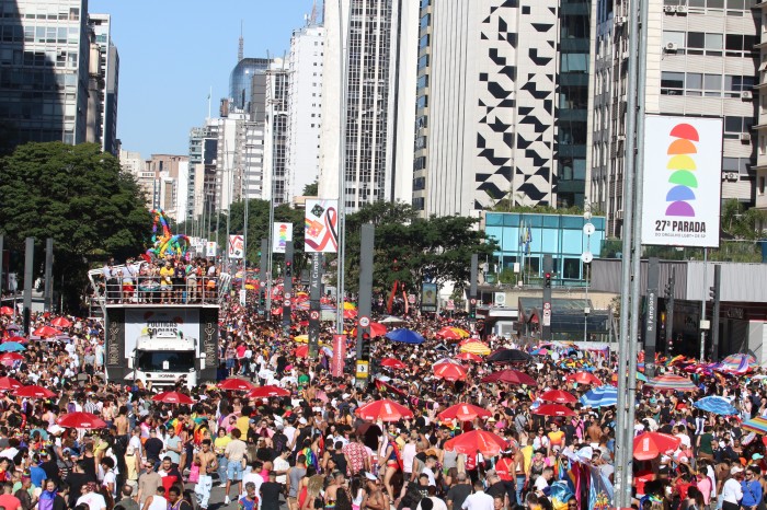 Parada LGBT une luta por políticas e festa na Avenida Paulista