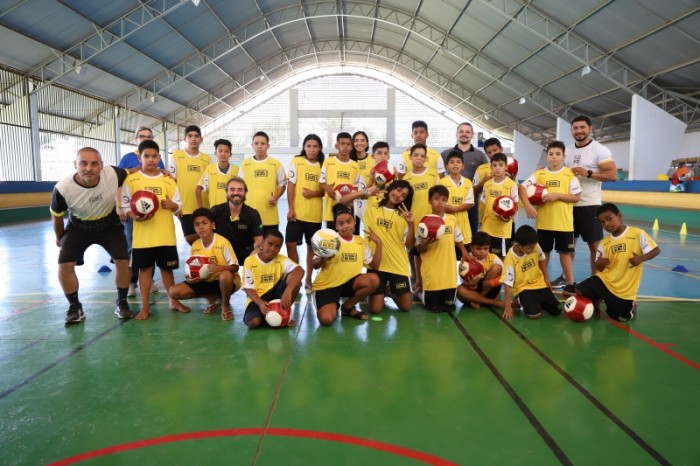 Kits esportivos são entregues para alunos do projeto Futebol de Rua