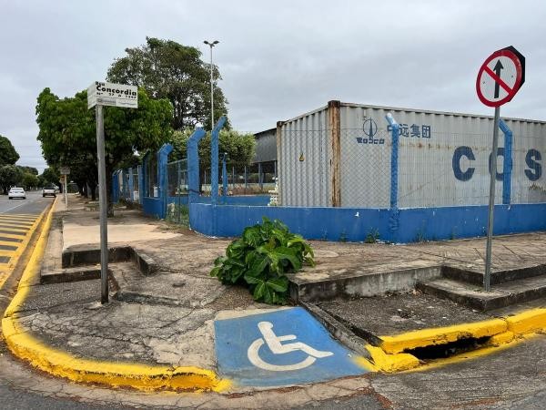Parlamentar sugere construção de nova calçada no entorno da Escola Aureliano