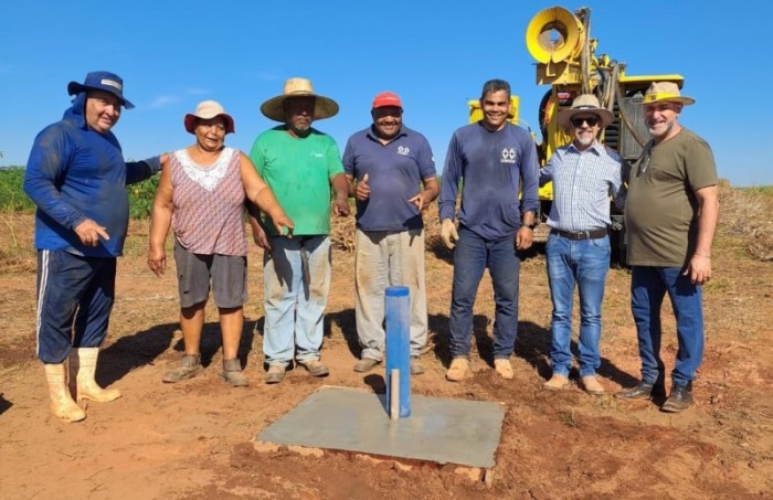 Famílias da comunidade Fazenda Fênix recebem poços artesianos