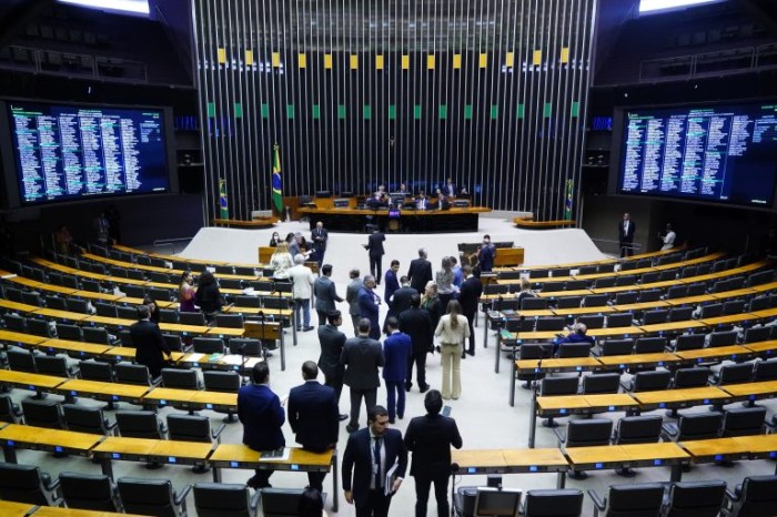 Deputados analisam projeto sobre garantias de operação de crédito; acompanhe