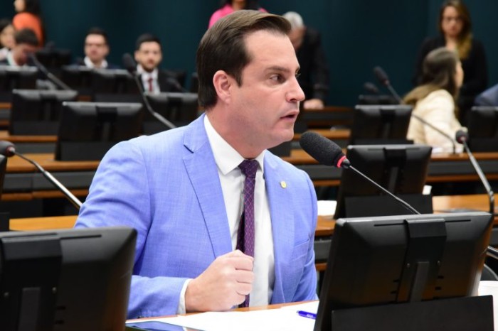 CCJ aprova projeto que dispensa registro no Detran para uso de moto em entregas