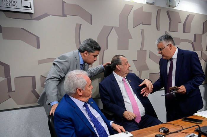 Casa Civil deve prestar informações sobre compra de móveis sem licitação